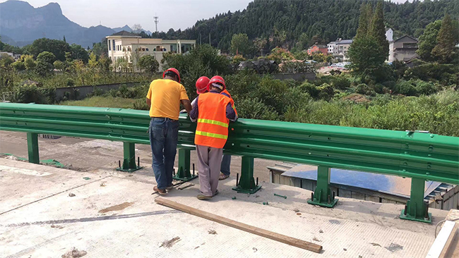 恩施高速公路护栏板的维护确保道路安全的关键环节